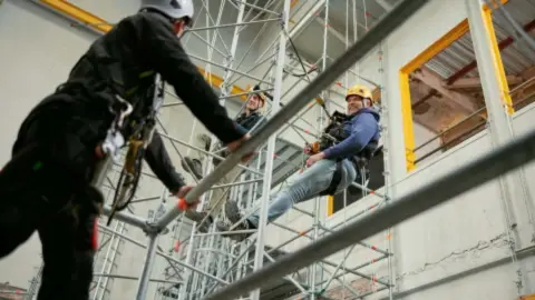 Kennissessies mannen in stellages