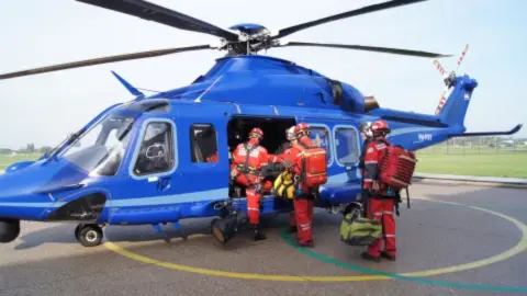 Maatwerktrainingen reddingswerkers stappen in helikopter