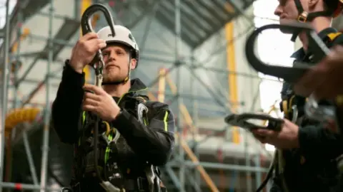 Toolboxen man met haak in hand