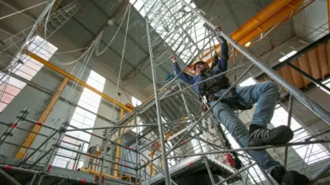Training veilig werken man klimt in stellage