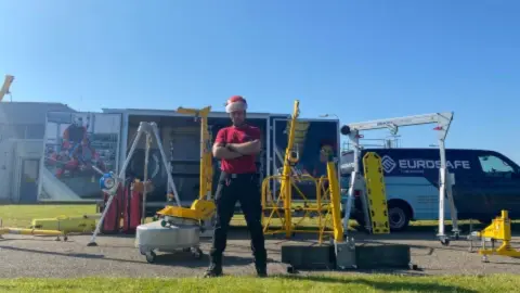 man poseert voor materialen