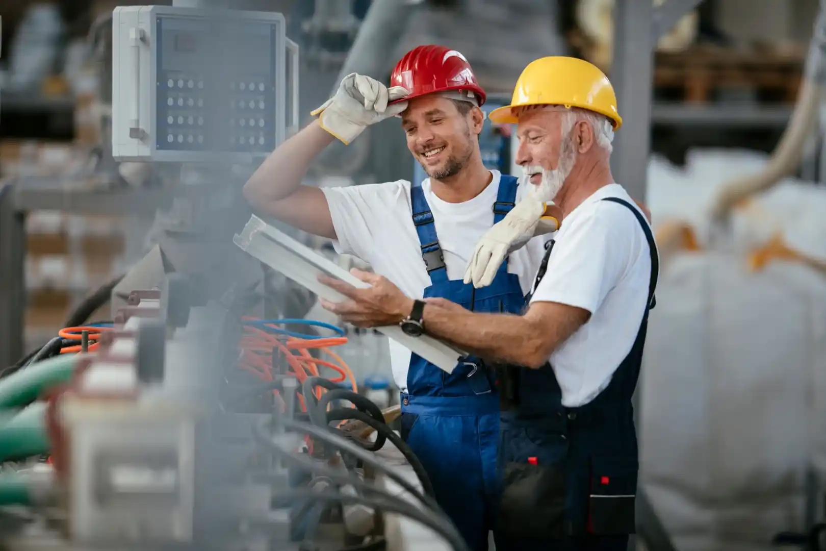 Manen met bouwhelmen 