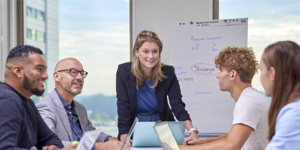 vrouw staat bij vergadering| DID-online.nl