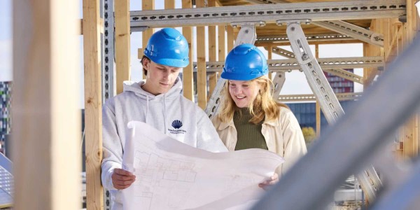 Hogeschool Utrecht | DID-online.nl man en vrouw met bouwhelmen op bouwplaats| DID-online.nl