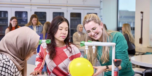 Hogeschool Utrecht | DID-online.nl vrouwen doen proef met ballon| DID-online.nl