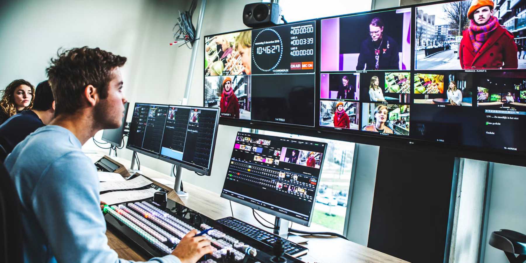 Voltijdopleidingen HBO Media, Communicatie & IT man achter beeldschermen