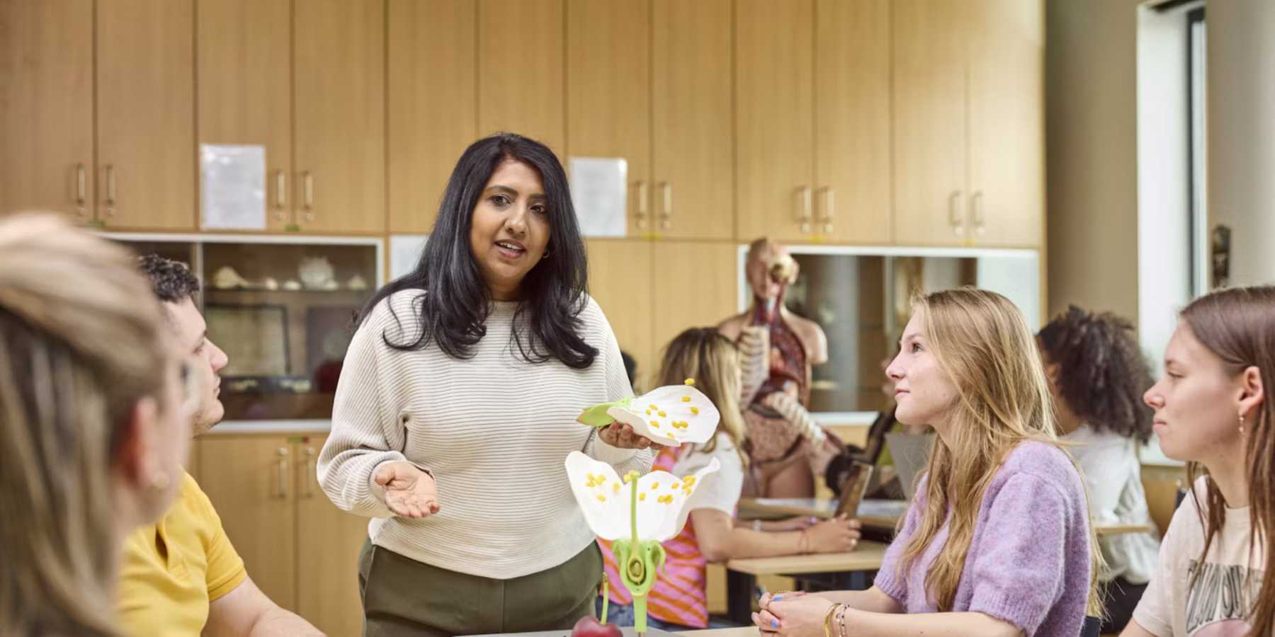 vrouw legt iets uit over menselijk lichaam