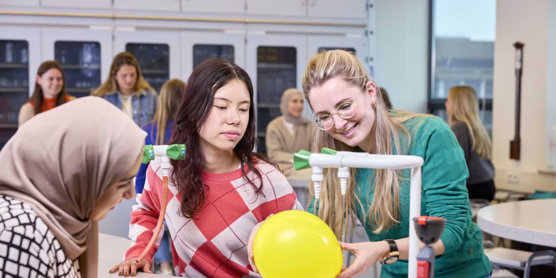 vrouwen doen proef met ballon