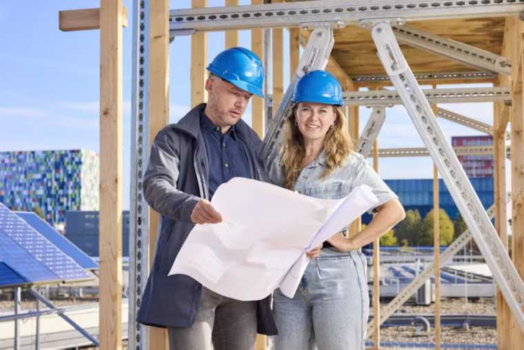 Zoekresultaten | DID-online.nl Man en vrouw met blauwe bouwhelmen op bouwplaats| DID-online.nl