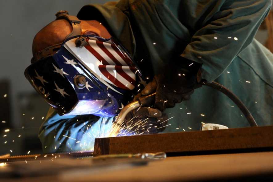 Bekkers Metaalspuitwerken B.V. | DID-online.nl man is aan het lassen| DID-online.nl