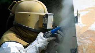 Zoekresultaten | DID-online.nl persoon in beschermende kleding bezig met corrosiebescherming| DID-online.nl