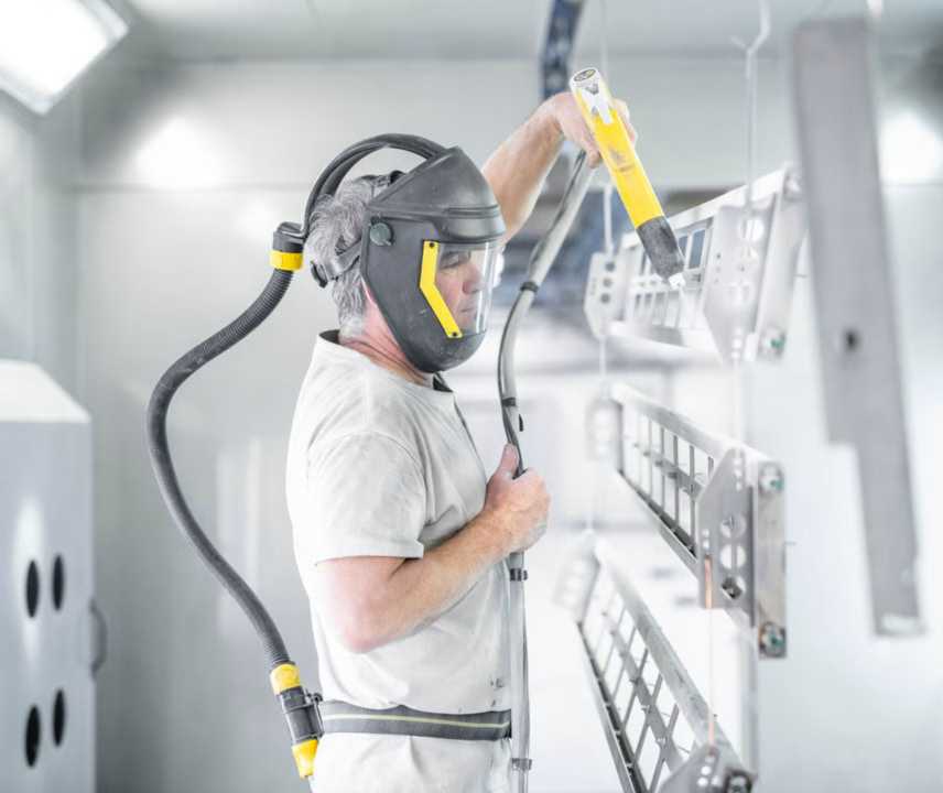 NTS Bergeijk | DID-online.nl Man met gezichtsmasker aan het natlakken| DID-online.nl