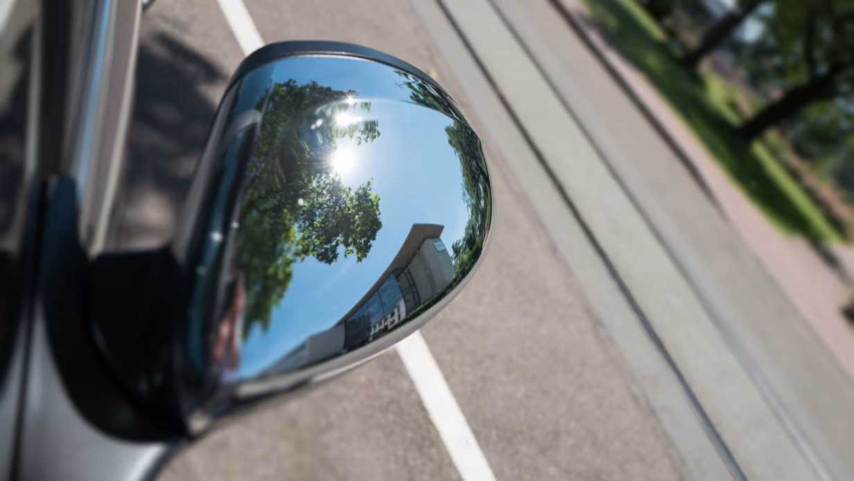 weerspiegeling in auto spiegel| DID-online.nl