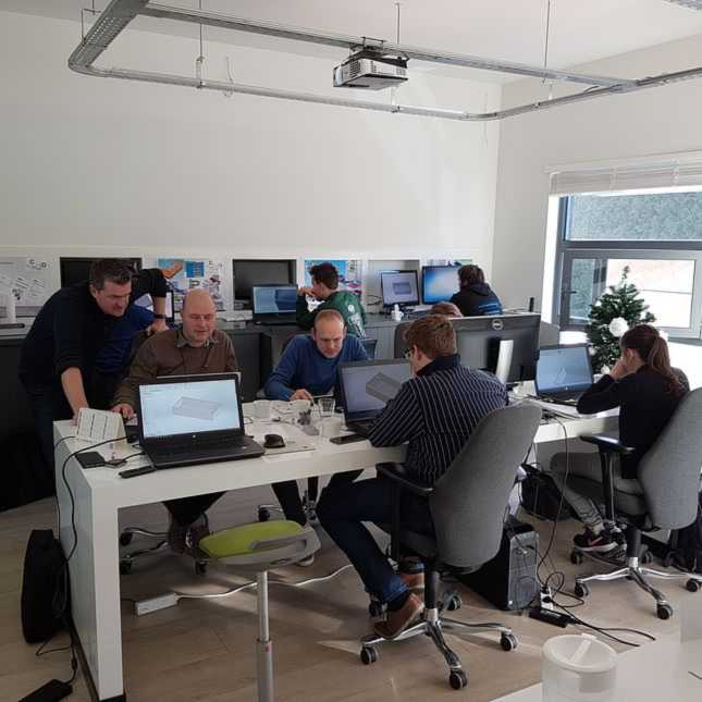 Zoekresultaten | DID-online.nl mensen achter bureau's met laptops| DID-online.nl