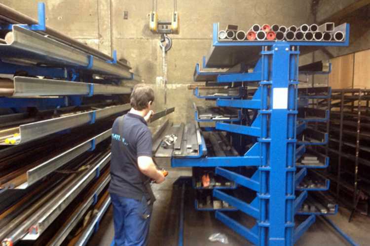 Rechtstreekse toegang tot materiaal met de laadkraan langgoed draaiarmstelling