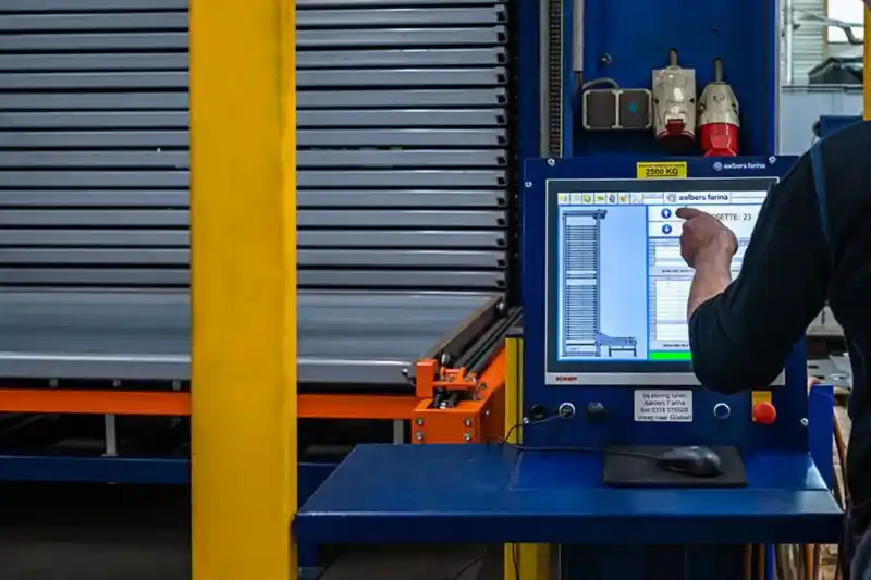 Veiligheid en ergonomie man stel langgoedmagazijn in